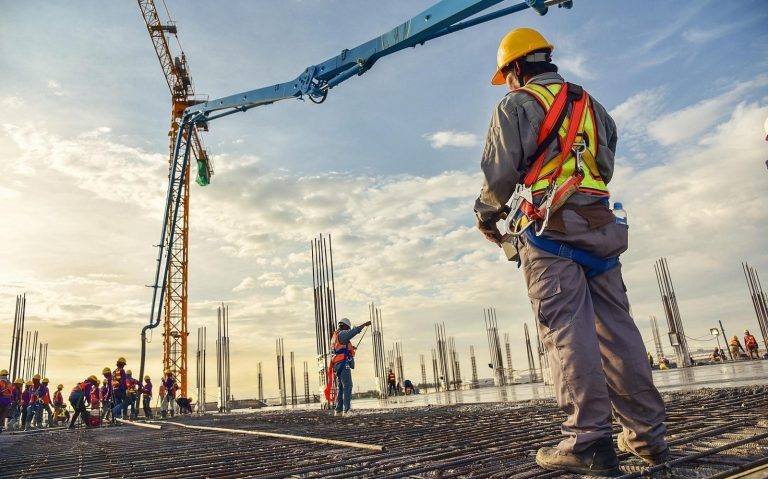 Bouw en infra bedrijfskleding – stevige werkbroeken, helmen en veiligheidskleding van Kusters Bedrijfskleding