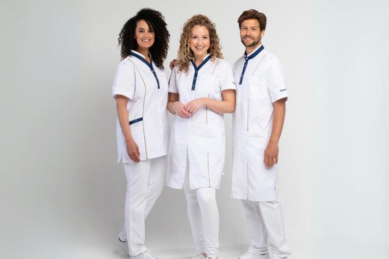 Zorg en beauty bedrijfskleding – comfortabele zorgjassen, polo’s en tunieken met logo van Kusters Bedrijfskleding