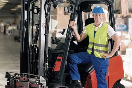 Logistiek en transport bedrijfskleding – reflecterende jassen, comfortabele werkbroeken en sweaters voor magazijn en chauffeurs